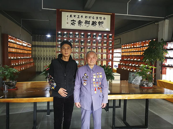 名创彩创始人骆孝民与鲍奇将军合影