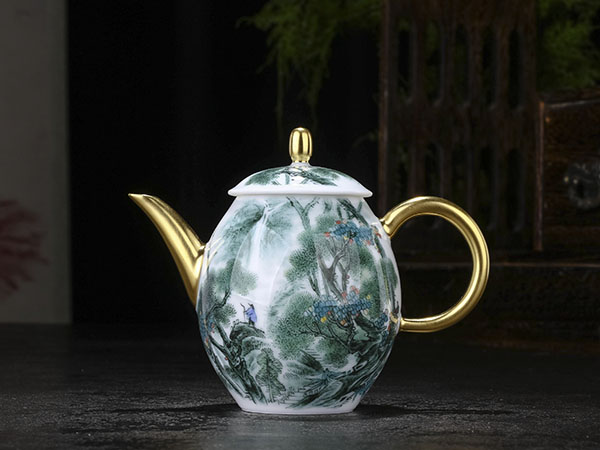 釉下五彩梦里乡情小壶  9800