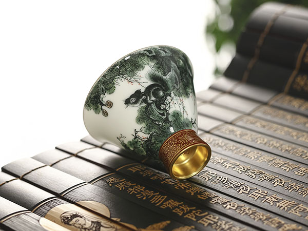 釉下五彩松间小趣杯7800