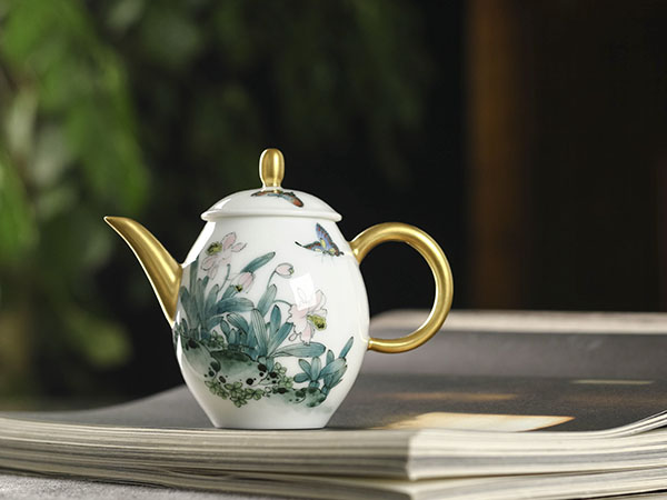 釉下五彩蝶恋花小壶9800