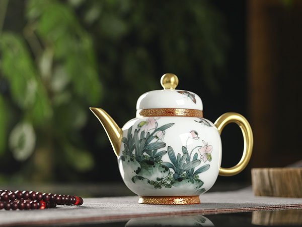 釉下五彩蝶恋花壶15800