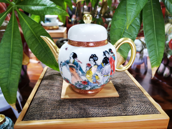 釉下五彩国色天香壶17800